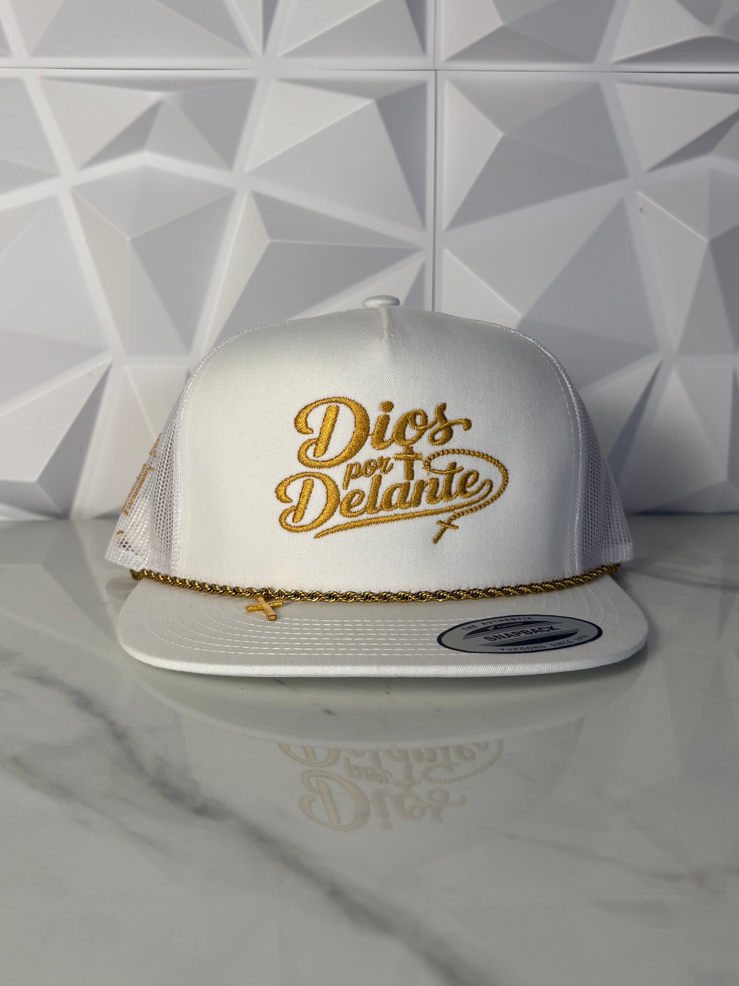 Dios Por Delante Gold Editon